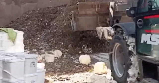 İzmir de soğuk hava depolarında bekletilen 7 ton bozuk süt ürünü ele geçirildi VİDEO İZLE