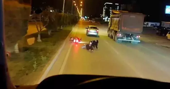 Yola savrulanlara aldırış etmeden gazladı! Hatay da sürücüden tepki çeken hareket