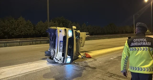 TEM Otoyolu İzmit geçişinde bariyere çarpan minibüs devrildi; 1 yaralı Kocaeli Haberleri