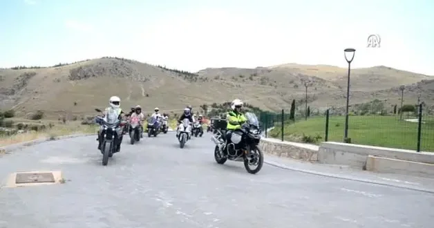 Konya’da motosiklet tutkunlarından huzurevinde anlamlı Babalar Günü etkinliği