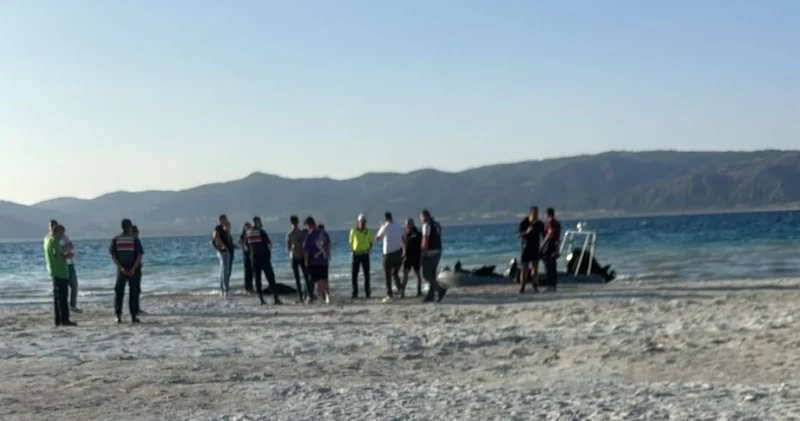 Baba oğul tatil için geldikleri Salda Gölü nde boğuldu