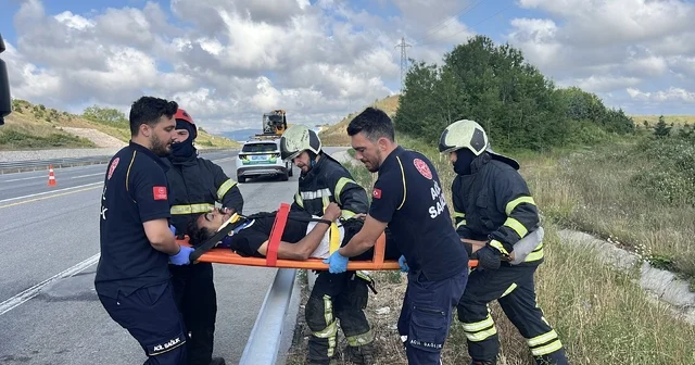 Otomobil, bariyere çarpıp şarampole devrildi; 4 ü ağır, 8 yaralı Kocaeli Haberleri
