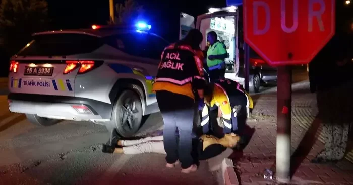 Kaza yaptıktan sonra alkolün etkisiyle yere yığıldı