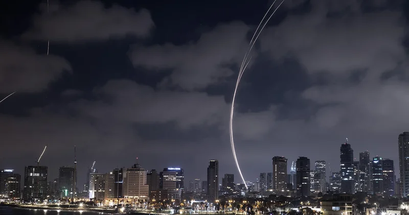 İran ile İsrail arasında şiddetin dozu artıyor! İran, Tel Aviv e füze yağdırdı