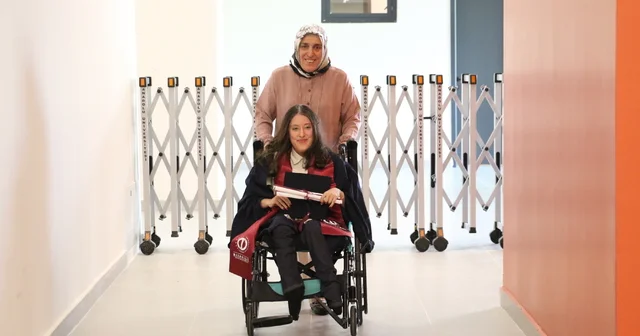 İlkokul ve ortaokula annesinin sırtında giden engelli Tuana üniversiteden mezun oldu Eskişehir Haberleri