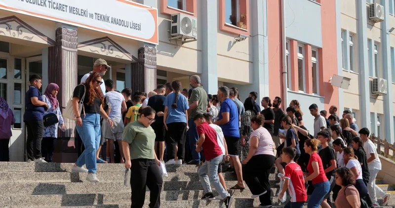 Antalya da LGS heyecanı; çocuklar salonda, aileler dışarda terledi