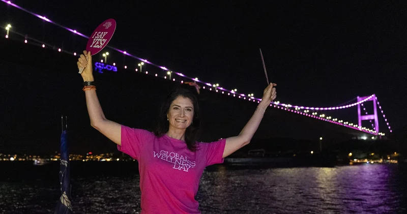 FSM Köprüsü magenta rengine büründü