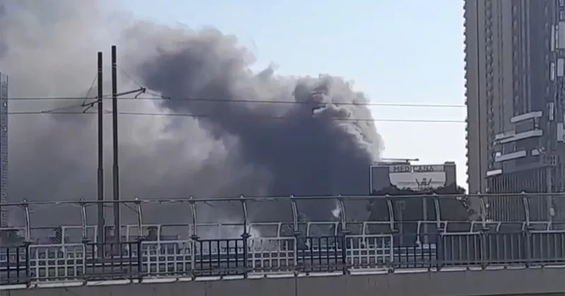 İzmir de korkutan yangın! Kara duman gökyüzüne ulaştı, hastane tahliye ediliyor Sözcü Gazetesi
