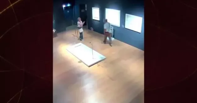 Dünyaca ünlü sanat eserini sosyal medya için fotoğraf çekerken kırdı!