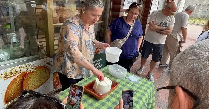 Turistik Karaelmas Ekspresi yolcuları Zonguldak’ın yöresel lezzetlerini tattı