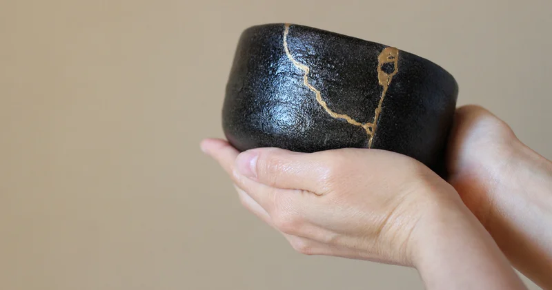 Kırıkları altınla onarmak: Japon Kintsugi felsefesinin derin ve etkileyici anlamı...