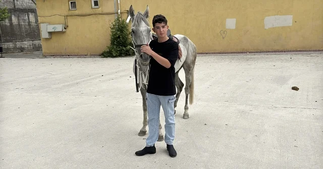 Karabük te biniciliğe meraklı olan öğrenciye LGS sınavı sonrası at hediye edildi Karabük Haberleri