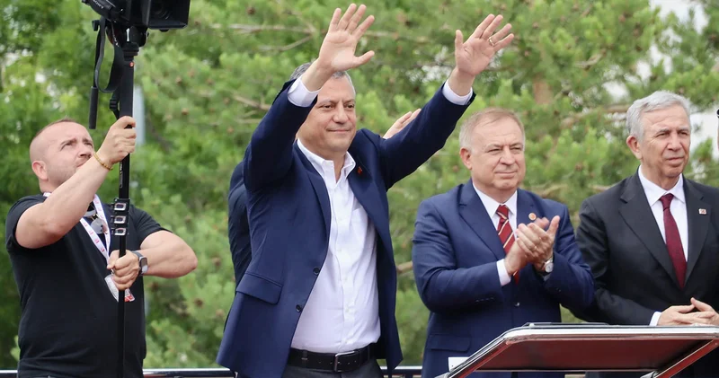 CHP lideri Özel, partisinin önceki Genel Başkanlarının Babalar Günü nü kutladı