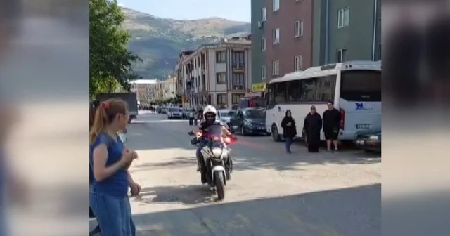 Kimliğini evde unutan öğrenciyi motosikletli trafik polisi sınava yetiştirdi Bursa Haberleri