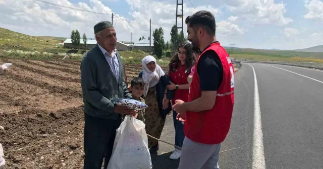 Ağrı haber: Kızılay gönüllüleri babaların yüzünü güldürdü Ağrı Haberleri