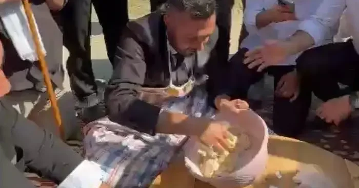İlginç anlar! Düğün konvoyunda damada hamur yoğurttular