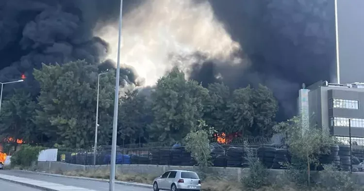 Özel hastanede yanındaki iş yerinde yangın