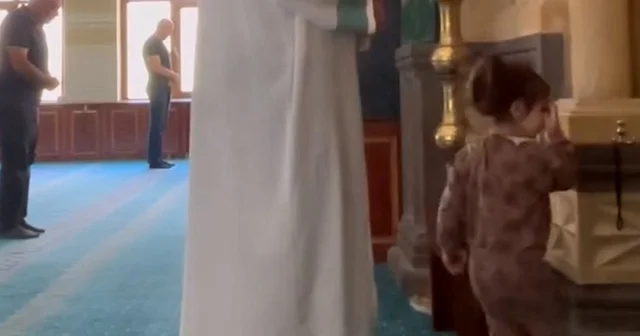 İmam babasının mesaisine eşlik eden minik kızın gülümseten anları VİDEO İZLE
