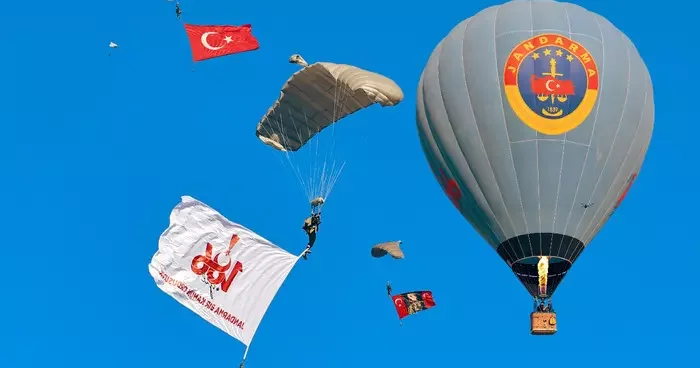 Kapadokya da JÖAK timi sıcak hava balonundan paraşütle atladı