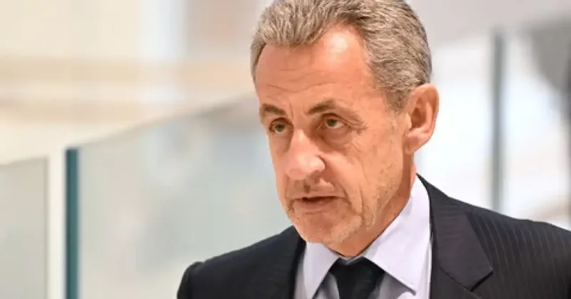 Sarkozy nin iki nişanı geri alındı