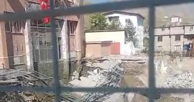Hakkari de adliye binasının girişinde çökme Gündem Haberleri