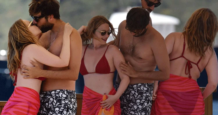 Ünlü oyuncu ve sevgilisi tatilde aşka geldi!