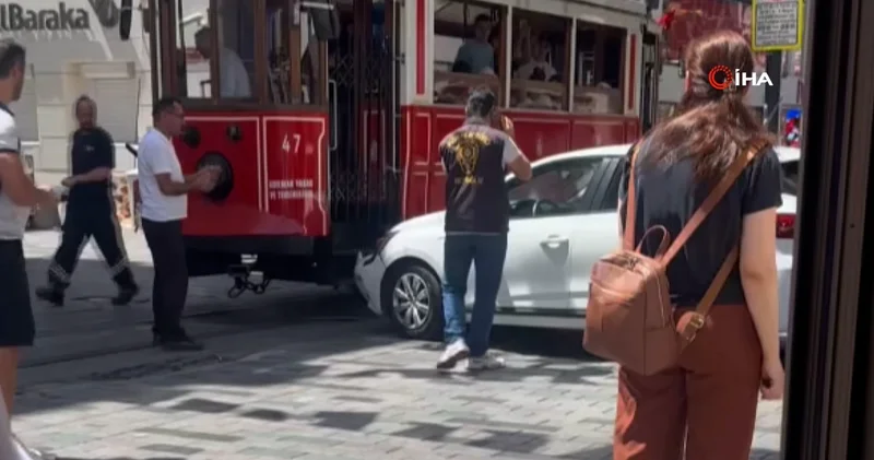 İstiklal Caddesi nde ilginç olay! Nostaljik tramvaya çarptı