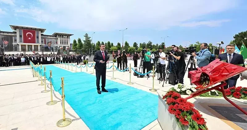 Cumhurbaşkanı Yardımcısı Yılmaz, 15 Temmuz Anıtı na çelenk bıraktı