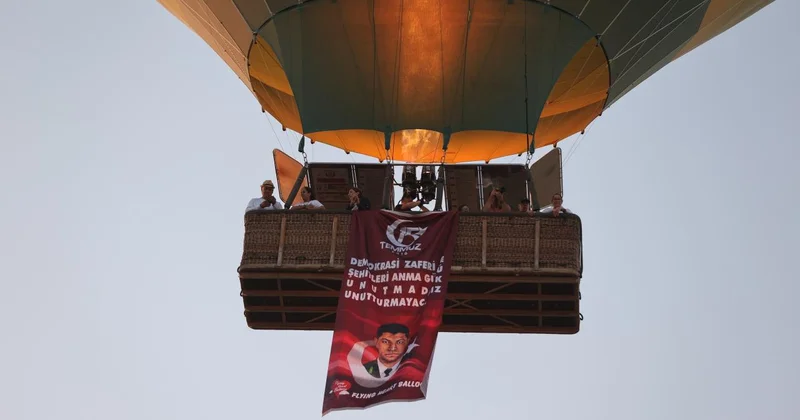 Kapadokya da balonlar Türk bayrakları ve afişlerle uçtu