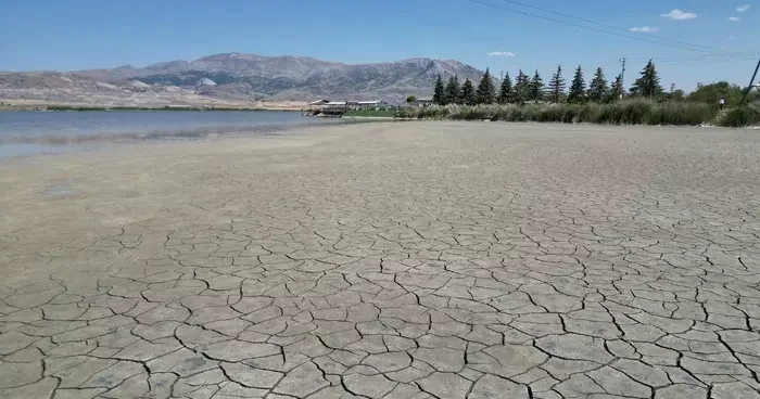 Ulaş Gölü nde erken kuraklık alarmı! Göl aniden çekildi, zeminde derin çatlaklar oluştu!