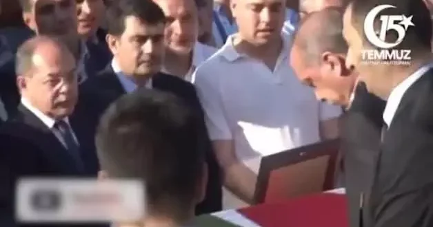 Cumhurbaşkanı Erdoğan ın 15 Temmuz gecesi şehit edilen Erol Olçok un cenazesindeki zor anları!