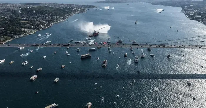 İstanbul Boğazı nda 15 Temmuz geçişi: Milletimizin direnişine hep birlikte iştirak ettik