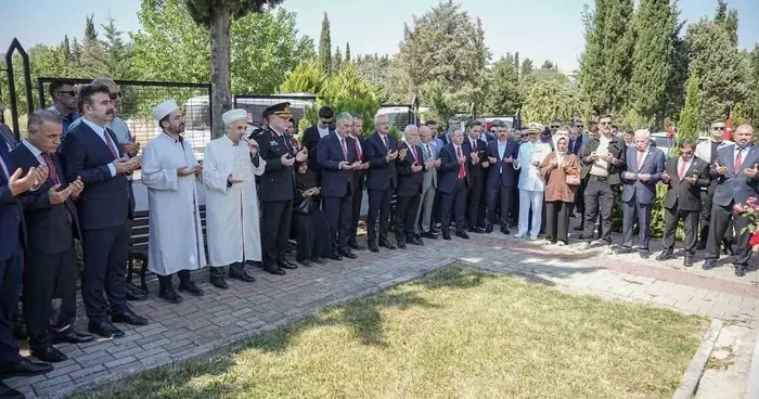 Bursa’da 15 Temmuz anma programları şehitlik ziyaretiyle başladı