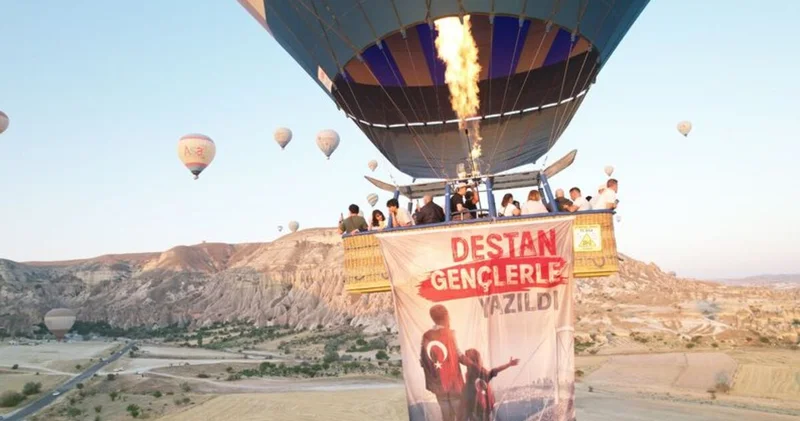 Kapadokya da balonlar 15 Temmuz da Türk bayraklarıyla havalandı