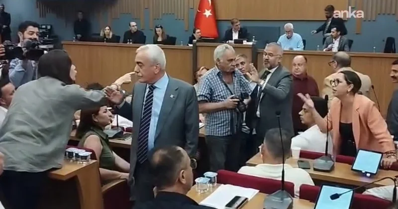 İzmir Büyükşehir Meclisi nde büyük gerilim! AKP li üye, Lal Denizli yi çileden çıkarttı