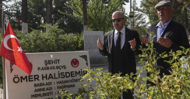 Zekai Aksakallı 15 Temmuz kahramanı şehit Ömer Halisdemir’in kabrini ziyaret etti VİDEO İZLE