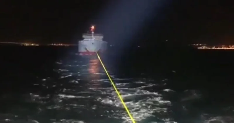 Çanakkale Boğazı nda arızalanan kargo gemisi kurtarıldı