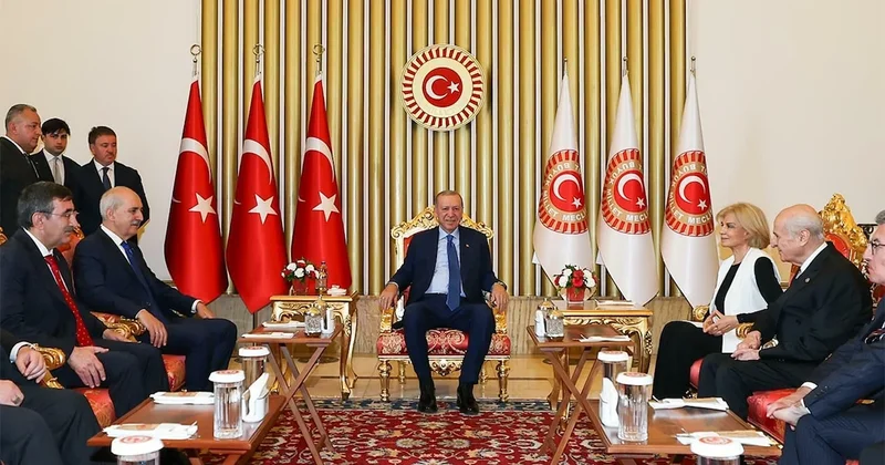 Meclis te dikkat çeken kare: Erdoğan ın hemen sağına oturdu Sözcü Gazetesi