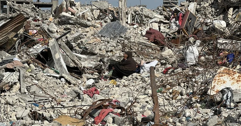 İsrail in Gazze deki saldırısında enkazda kalan aynı aileden 14 kişiye ulaşılmaya çalışılıyor