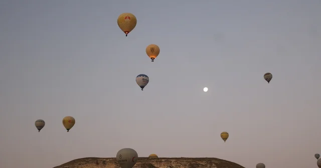 Sıcak hava balonları, Türk bayrağı ve şehit Ömer Halisdemir pankartı ile havalandı Nevşehir Haberleri