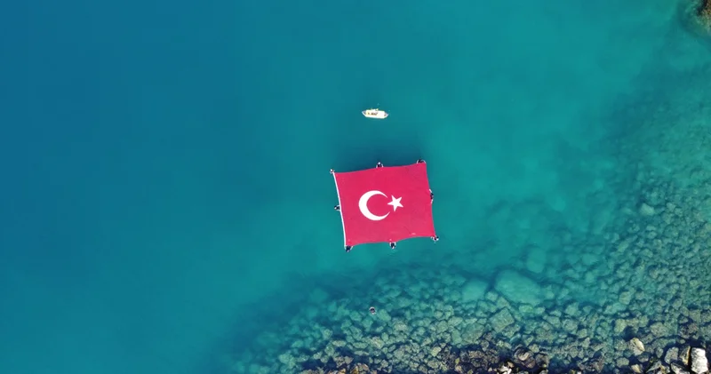 Antalya da 15 Temmuz dolayısıyla denizde Türk bayrağı açıldı