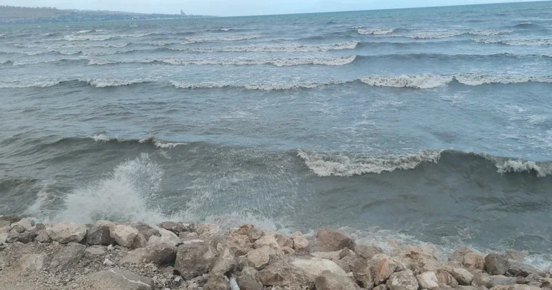 Van Gölü rüzgarla coştu: Dalgalar sahili dövdü