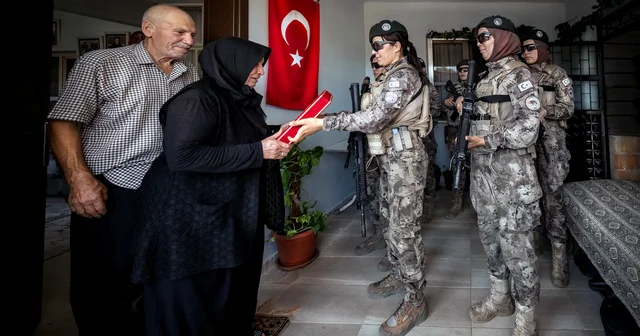 15 Temmuz şehidi özel harekat polisinin ailesine, silah arkadaşlarından ziyaret Adana Haberleri