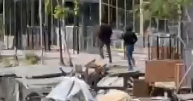 Küçükçekmece de korku dolu anlar: Husumetli şahıslar güpegündüz uzun namlulu silahlarla çatıştı VİDEO İZLE