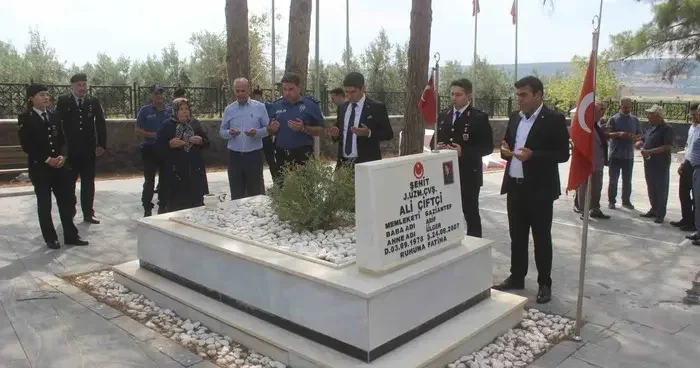 Yavuzeli’nde 15 Temmuz şehitleri anma programı kapsamında şehitlik ziyaret edildi