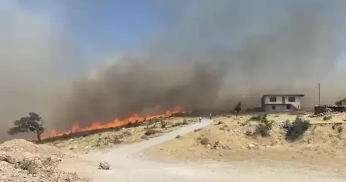 Ayvacık ta yangın! Yerleşim yerleri tehdit altında