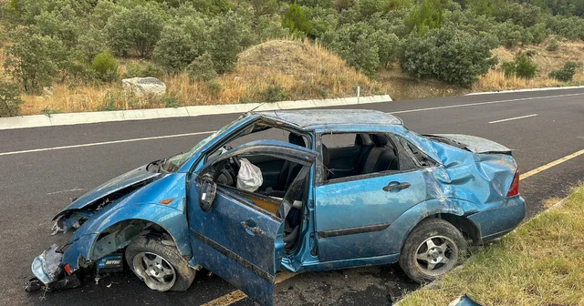 Uşak ta refüje çarparak takla atan otomobildeki 5 kişi yaralandı Uşak Haberleri