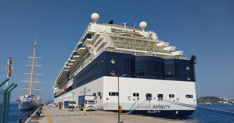 Bodrum a iki kruvaziyerle 2 bin 277 yolcu geldi