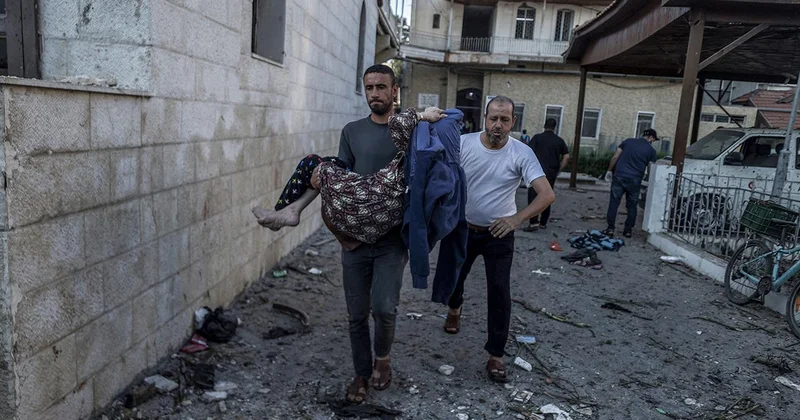 Gazze de yiyecek almaya giden 3 kardeşten ikisi hayatını kaybetti diğeri yaşam mücadelesi veriyor