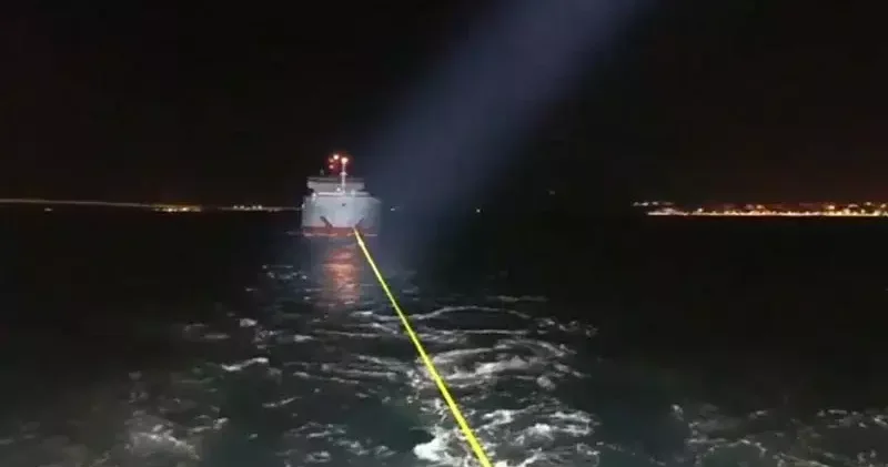 Çanakkale Boğazı nda arızalanan gemi, römorkörle yedeklenerek demirletildi